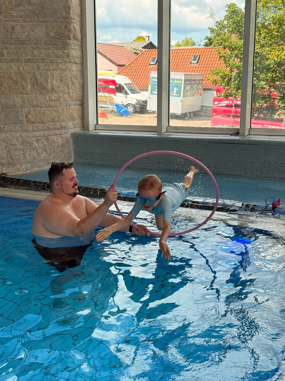 Dominik Janle beim Schwimmunterricht mit einem Kind im Becken